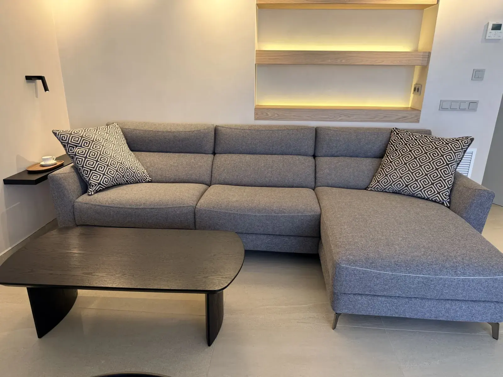 Salón con sofá rinconera y mesa baja, reforma integral en Platja d'Aro