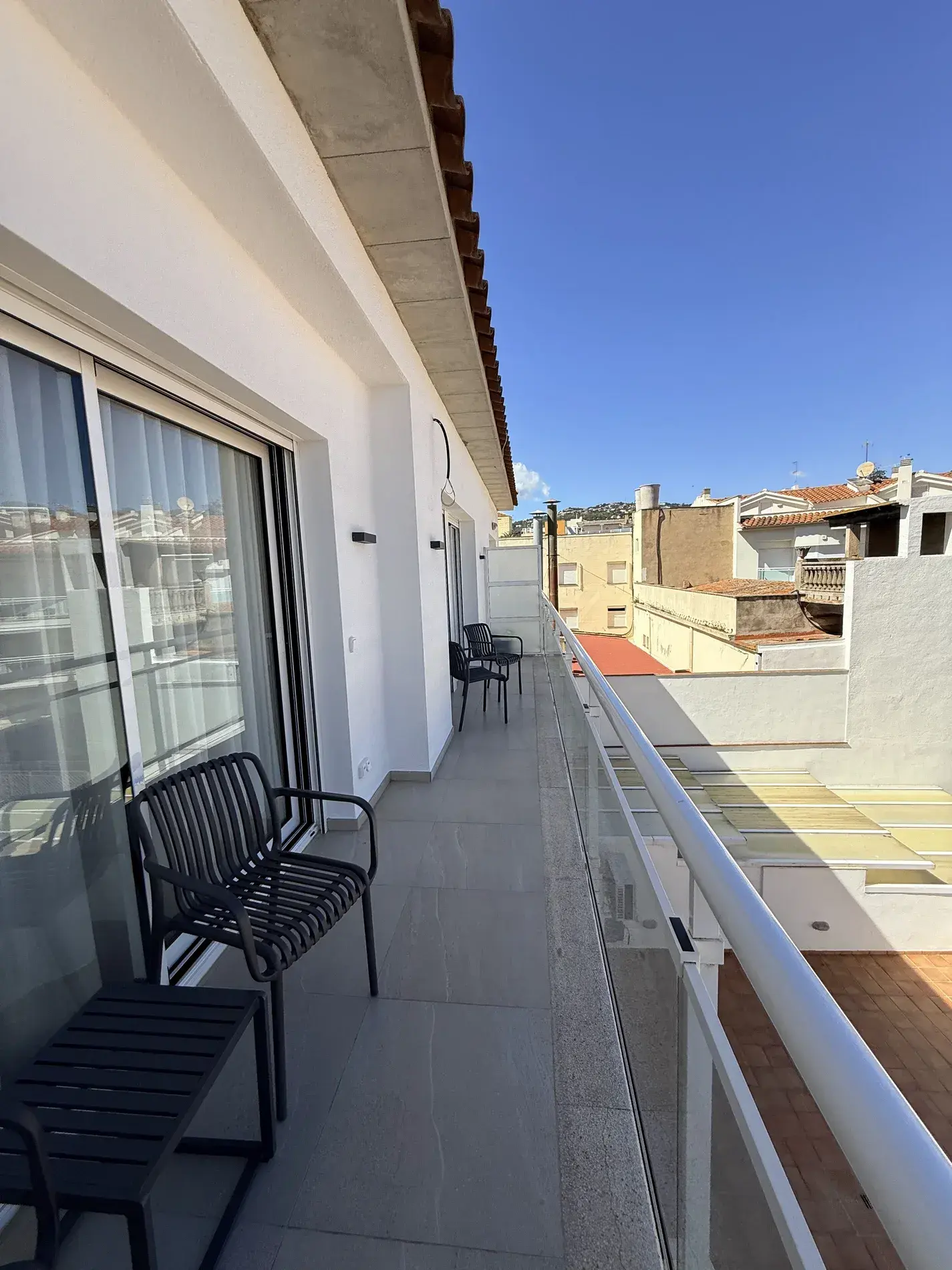 Balcón corrido con puertas correderas y vistas a Platja d'Aro