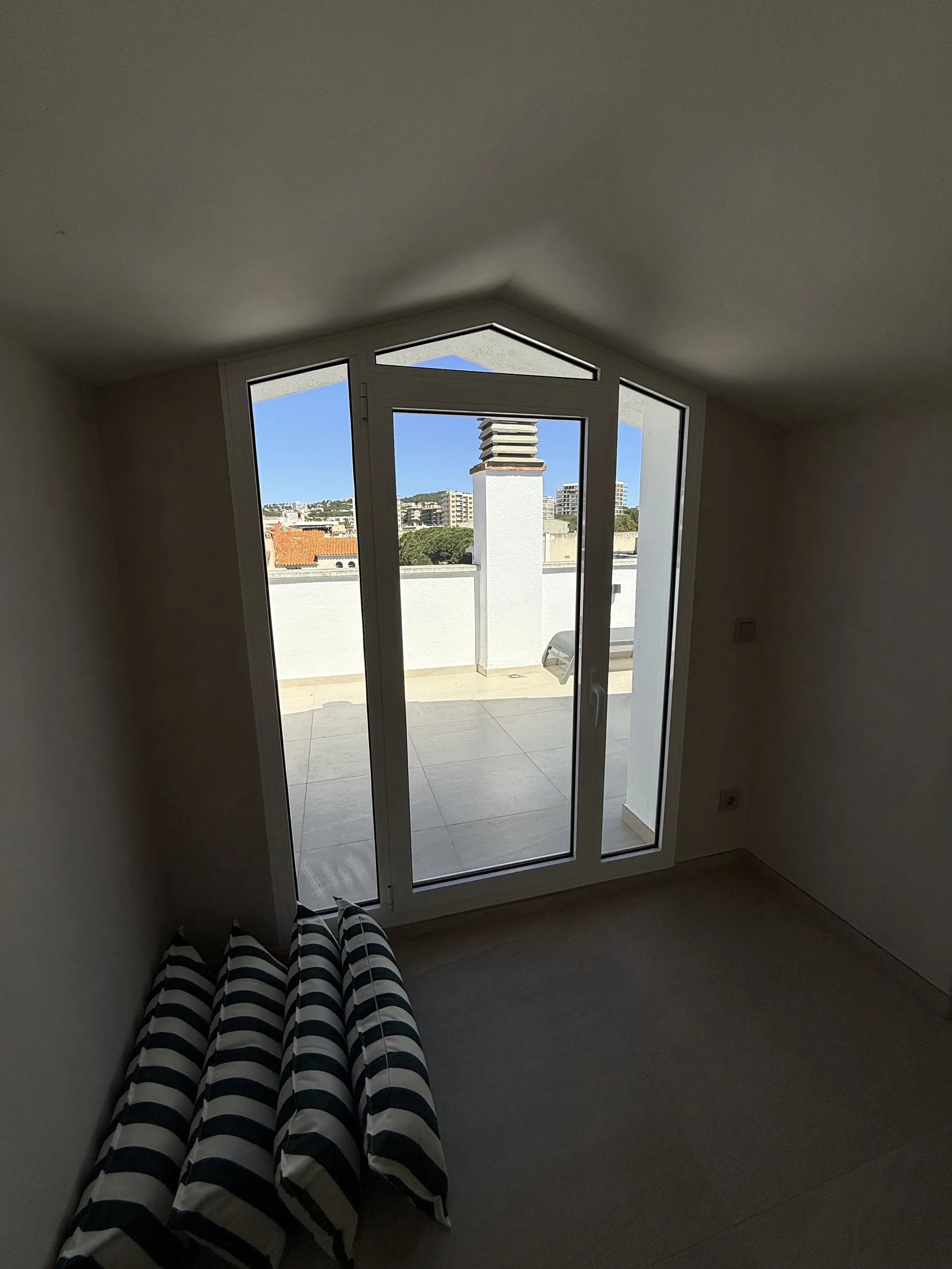 Salida a la terraza de la cubierta con puerta de aluminio