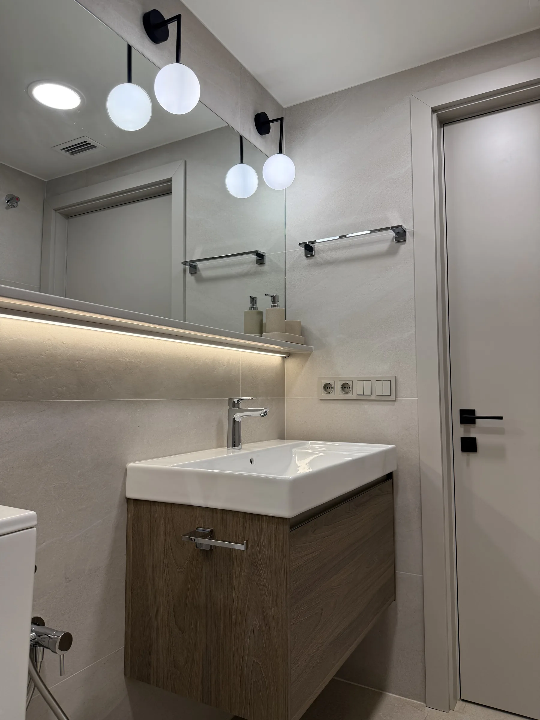 Ampliar imagen Baño de invitados con espejo iluminado y apliques de globo