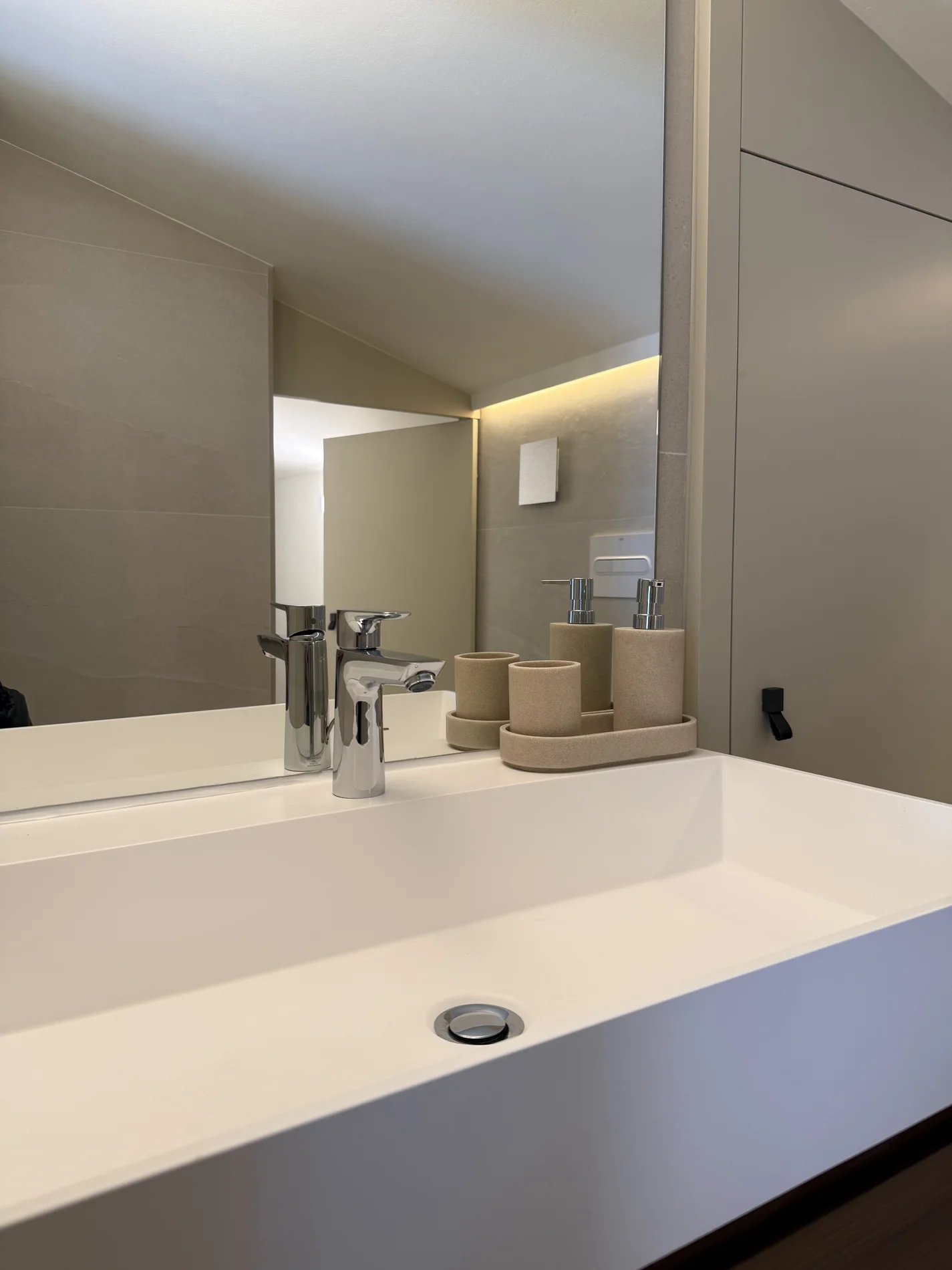 Ampliar imagen Lavabo blanco con grifería cromada