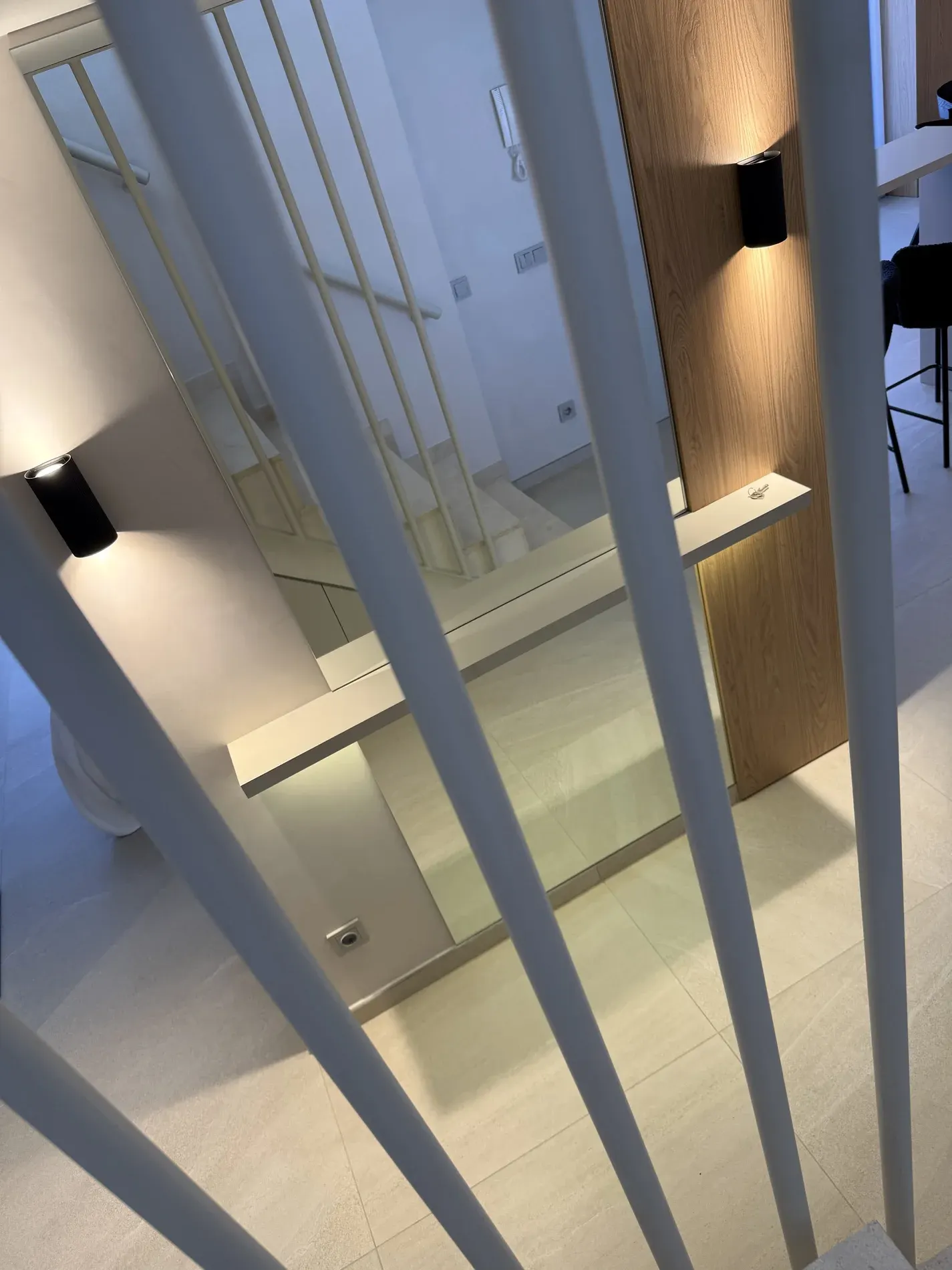 Barandilla de barrotes blancos en la escalera interior